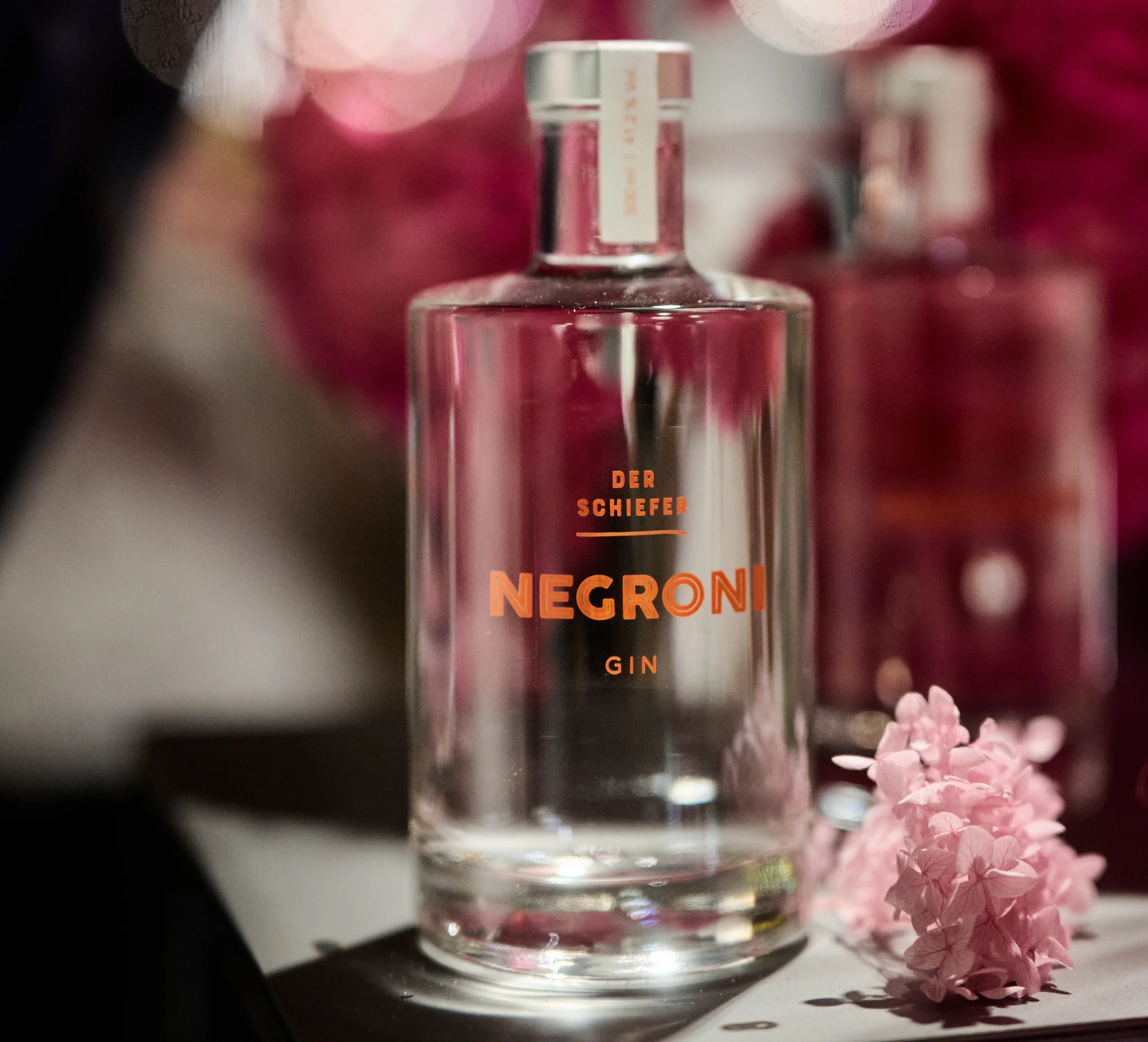 Schiefer Negroni Gin mit Blumen