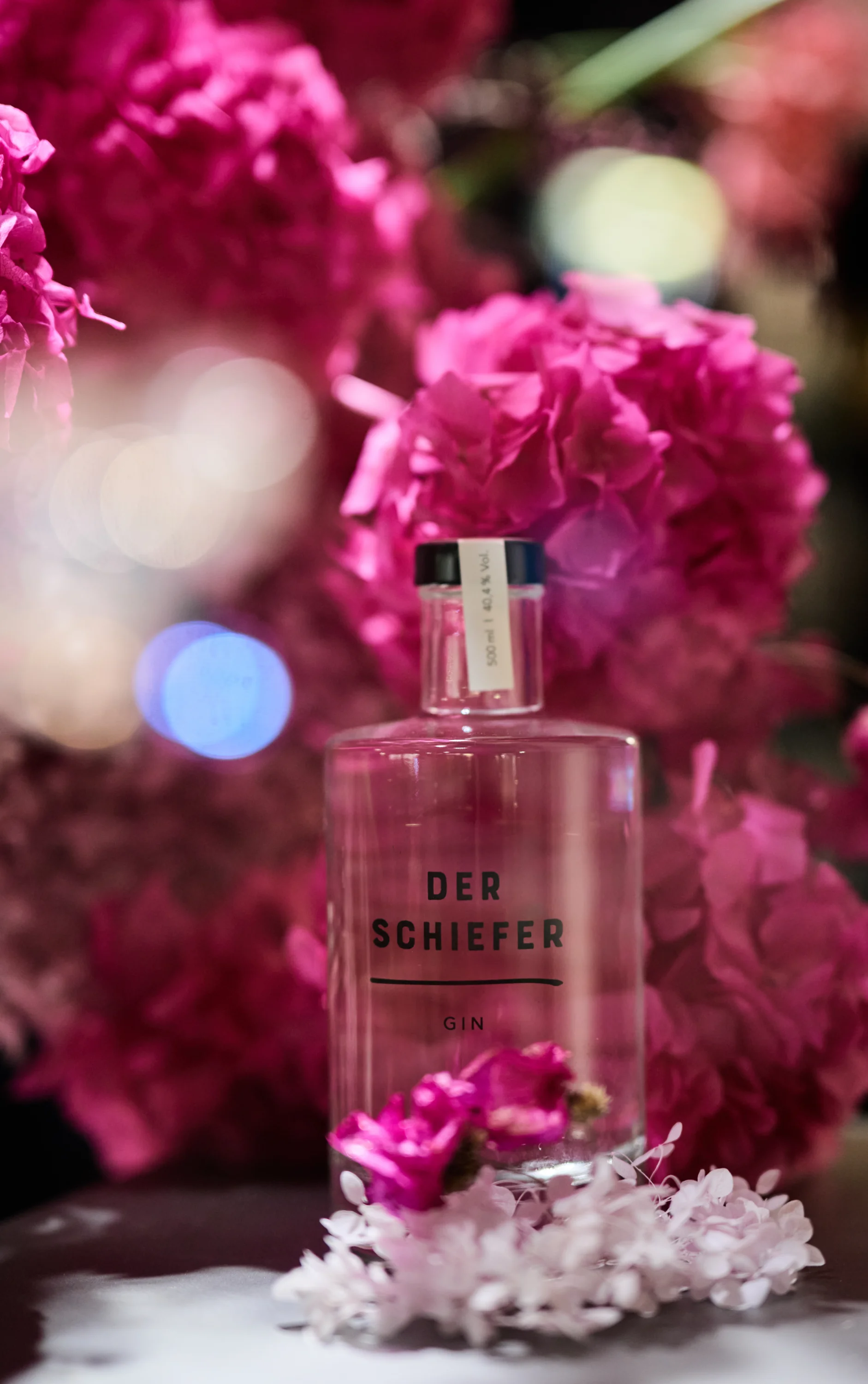 Schiefer Gin mit Blumen